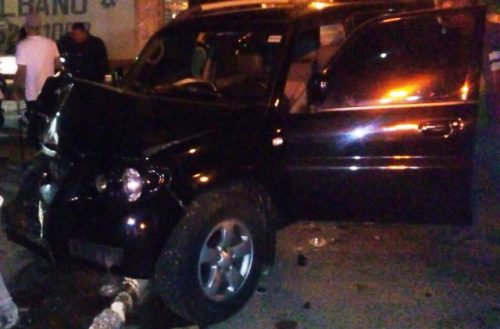 Mulher perde controle da direção e colide em veículo estacionado, em Araranguá2