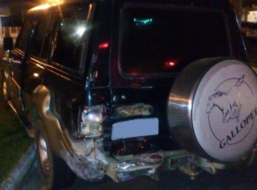 Mulher perde controle da direção e colide em veículo estacionado, em Araranguá