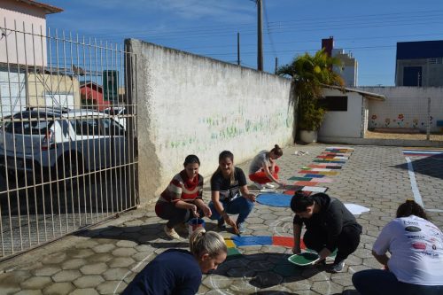 Pais e professores fazem mutirão para revitalizar creche do município de Morro da Fumaça
