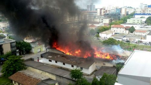 Perícia aponta falhas em depósito de loja destruído por incêndio em Içara