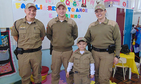 Policiais Militares de Tubarão comemoram aniversário de criança