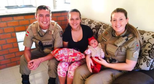 Policiais militares que salvaram bebê se reencontram com a família