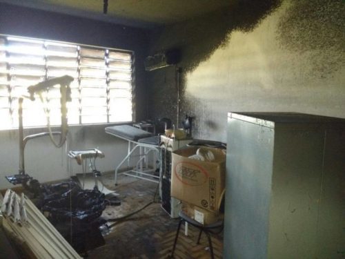 Posto de saúde desativado é atingido por incêndio, em Laguna