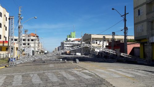 Praça Central de Arroio do Silva começa a receber estrutura da Festa do Peixe