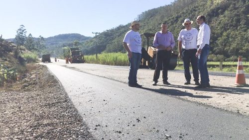 Serra do Corvo Branco recebe mais seis quilômetros de pavimentação