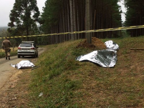 Três homens morrem eletrocutados ao instalar postes em terreno na Serra de SC