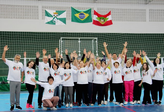 Integrantes do projeto Ande Bem com a Vida recebem camisetas do Grupo de Caminhada em Lauro Müller