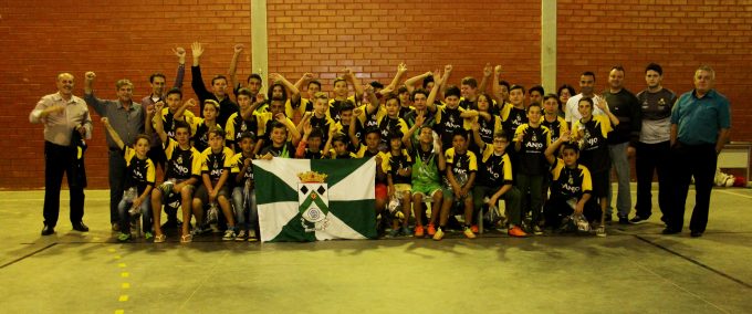 Governo de Lauro Müller faz entrega de uniformes para atletas do projeto Anjos Futsal