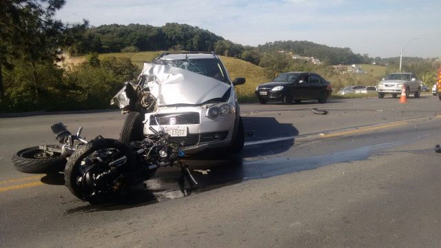 Colisão frontal entre carro e moto mata motociclista na SC-108, em Cocal do Sul