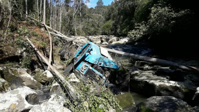 Caminhão despenca em ribanceira de 90 metros em Dona Emma e deixa família ferida3
