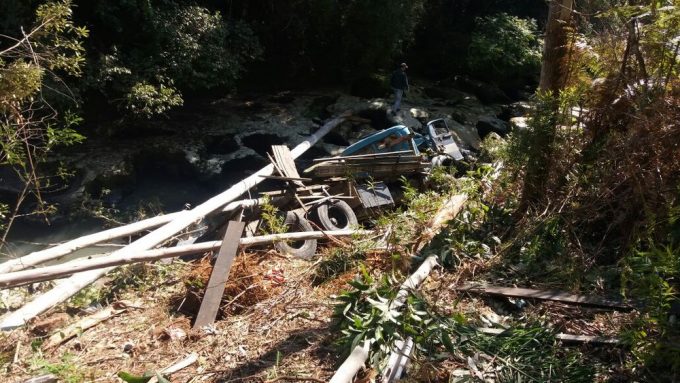 Caminhão despenca em ribanceira de 90 metros em Dona Emma e deixa família ferida3