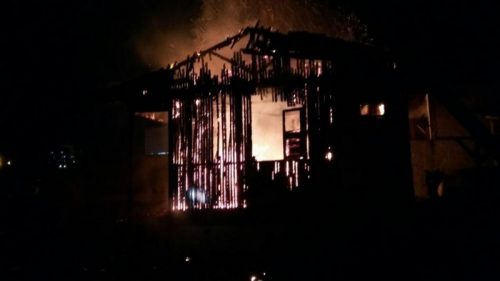 Casa de homem preso por estuprar criança de sete anos é destruída em incêndio