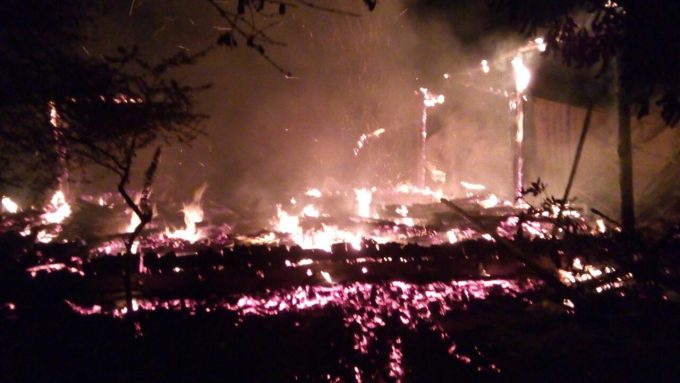 Casa é destruída pelo fogo, em Turvo