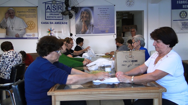 Voluntárias se unem na confecção de fraldas geriátricas, em Orleans