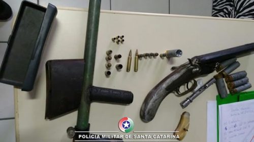 Drogas, armas e munições são apreendidas durante operação policial em Laguna