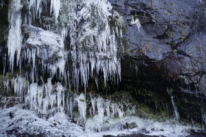 Frio intenso congela cascata em Urupema, na Serra