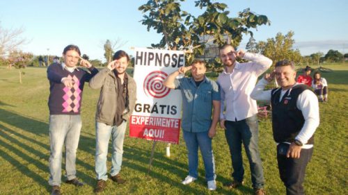 Grupo de hipnotizadores se reúne no Parque Ambiental de Capivari de Baixo