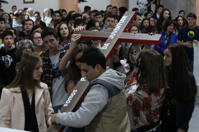 Centenas de jovens caminham rumo ao Santuário do Sagrado Coração de Jesus, em Içara