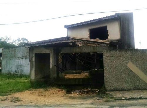 Imóvel irregular é demolido pela Secretaria de Obras de Morro da Fumaça