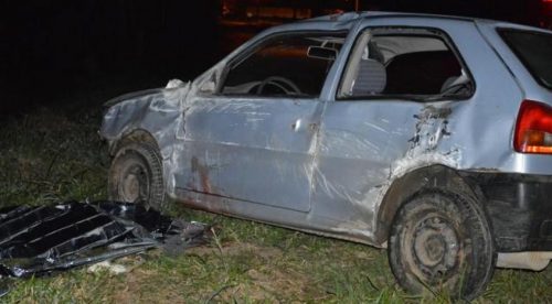 Ladrão de carro morre após fugir da polícia e capotar na BR-101