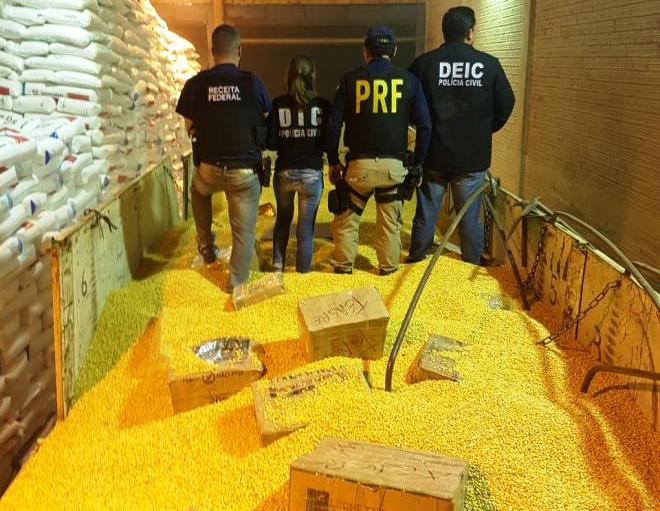 Mais de 1 tonelada de maconha é encontrada escondida em carga de milho no Oeste de SC