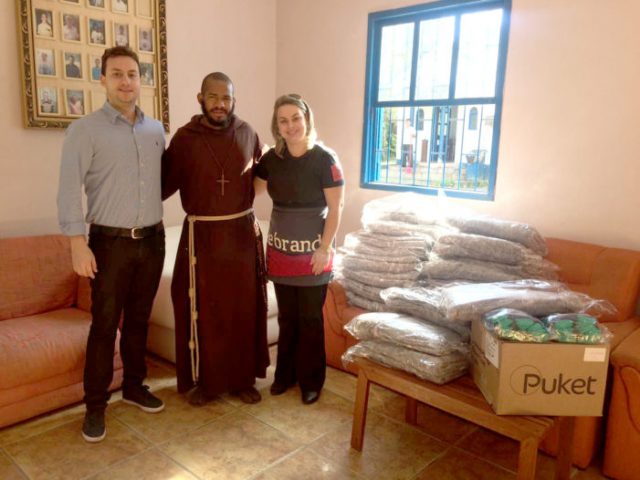 Ação transforma meias usadas em cobertores que são doados para entidades beneficentes. Franquia da Puket em Laguna aderiu ao projeto e iniciou a distribuição dos cobertores.