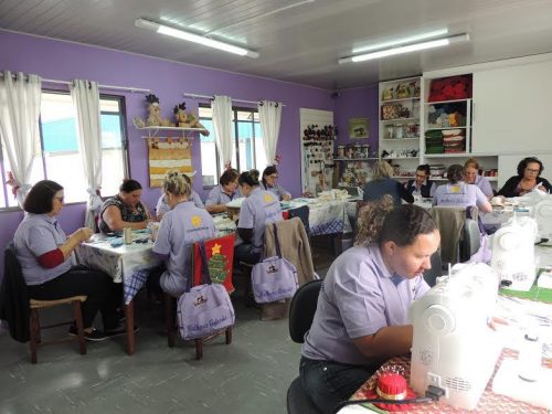 Mulheres artesãs da Coopercocal iniciam atividades nesta semana6