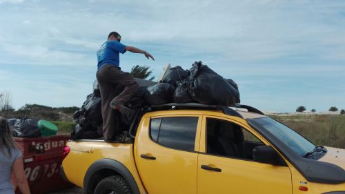Mutirão recolhe duas toneladas de lixo no balneário Camacho, em Jaguaruna