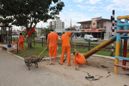 Projeto de ressocialização beneficia comunidade com limpeza urbana de Içara