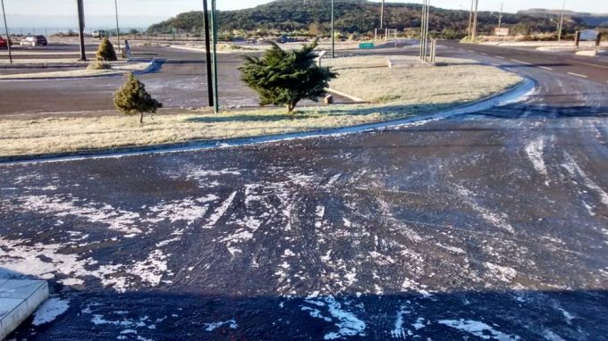 SC-110 é interditada por duas horas; PMRV usou uma tonelada de sal para derreter gelo em rodovias