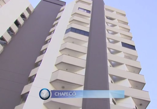 Mulher é morta a golpes de faca dentro do próprio apartamento em Chapecó