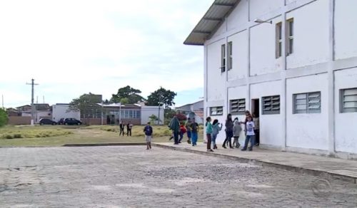 Alunos de escola pública de Imbituba precisam atravessar rua para receber merenda