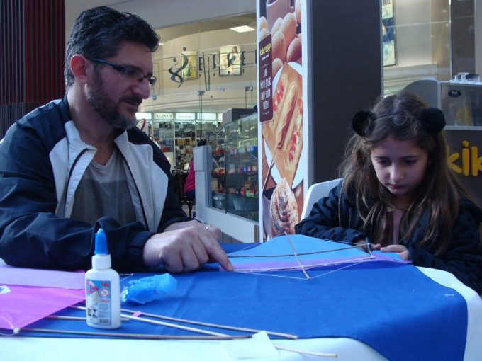 Pais e filhos produzem centenas de pipas em oficina do Criciúma Shopping
