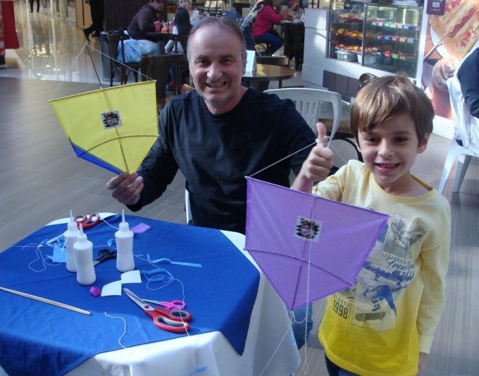 Pais e filhos produzem centenas de pipas em oficina do Criciúma Shopping