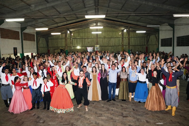 63 casais se formam no curso de Dança de Salão, em Orleans