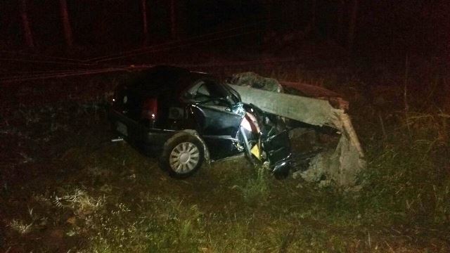 Poste cai em cima do veículo após colisão e jovem fica preso às ferragens, em Turvo