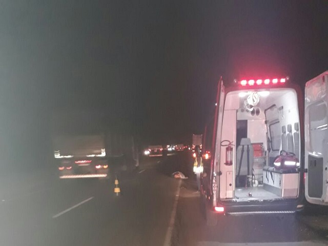 Homem morre ao ser atropelado por caminhão na BR-101, em Laguna