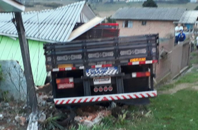 Caminhão derruba muro e invade casa em Lages, SC