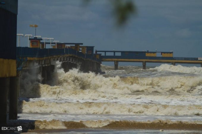 Ciclone no oceano poderá provocar ondas de até quatro metros no litoral