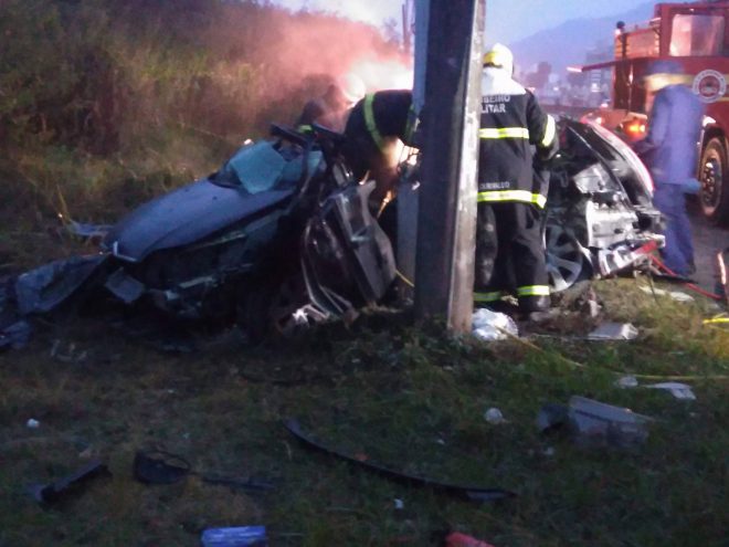 Duas pessoas morrem em dois acidentes com sete carros na SC-401, em Florianópolis2