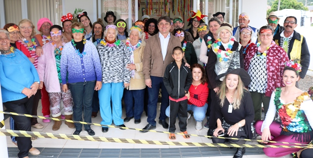 CRAS realiza Carnaval de Inverno para os idosos