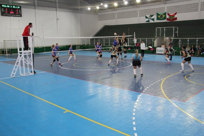 Torneio de Voleibol Feminino reúne equipes da região Sul em Lauro Müller