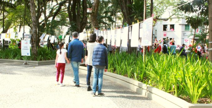 Varal Literário e Roleta das Virtudes são realizados na Praça Nereu Ramos, em Criciúma