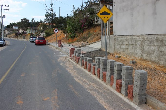Construção de calçada na Rua Zezo Dácio entra na fase final, em São Ludgero