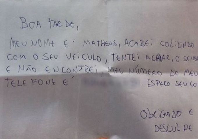 Jovem bate em carro de luxo e deixa bilhete com telefone em Florianópolis 'Desculpe'