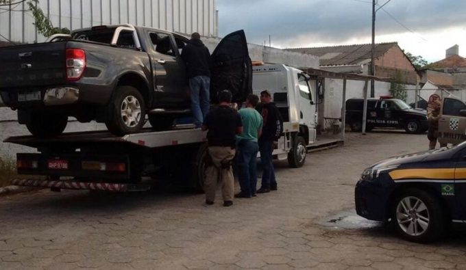 Motorista fura bloqueio na BR-282 e abandona caminhonete com 284 kg de maconha em Palhoça