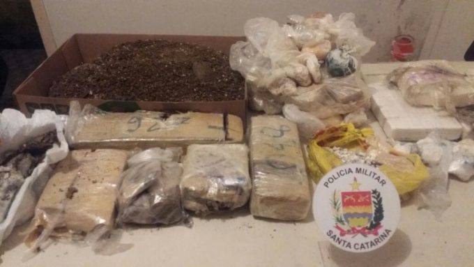 PM encontra mais de 16 quilos de drogas em embalagem abandonada