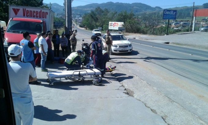 Motociclista fica ferida após colidir de frente com bicicleta elétrica na SC-370, em Braço do Norte