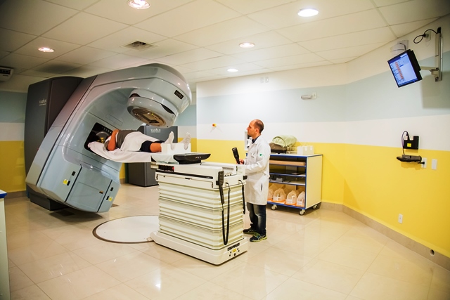 Hospital São José: novo procedimento para tratar câncer reduz número de sessões