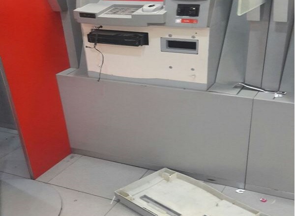 Caixa eletrônico de agência bancária é arrombado, em Tubarão